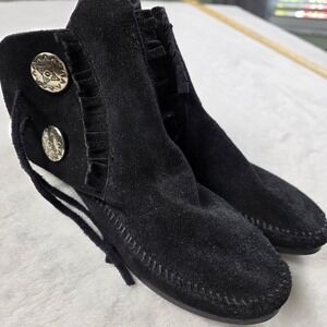 Minnetonka Two Button Hardsole Bootie Women 7 Black Excellent Suede Fringe 449